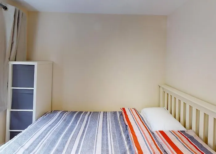 Lovely Two Bed Flat With Free Parking