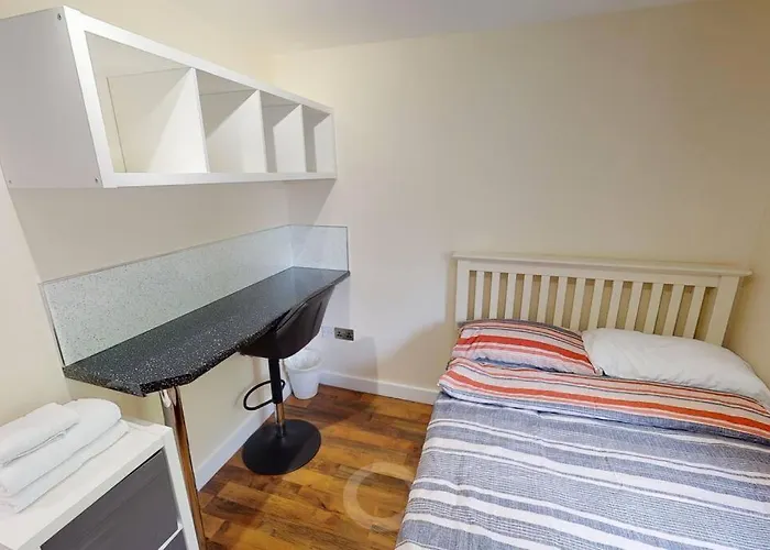 Lovely Two Bed Flat With Free Parking